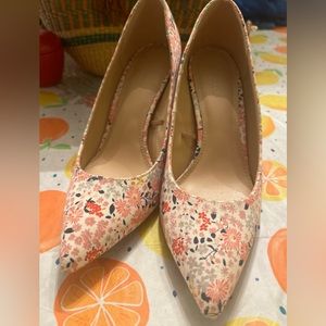 Old navy floral NEW no tag  canvas close heels shoes